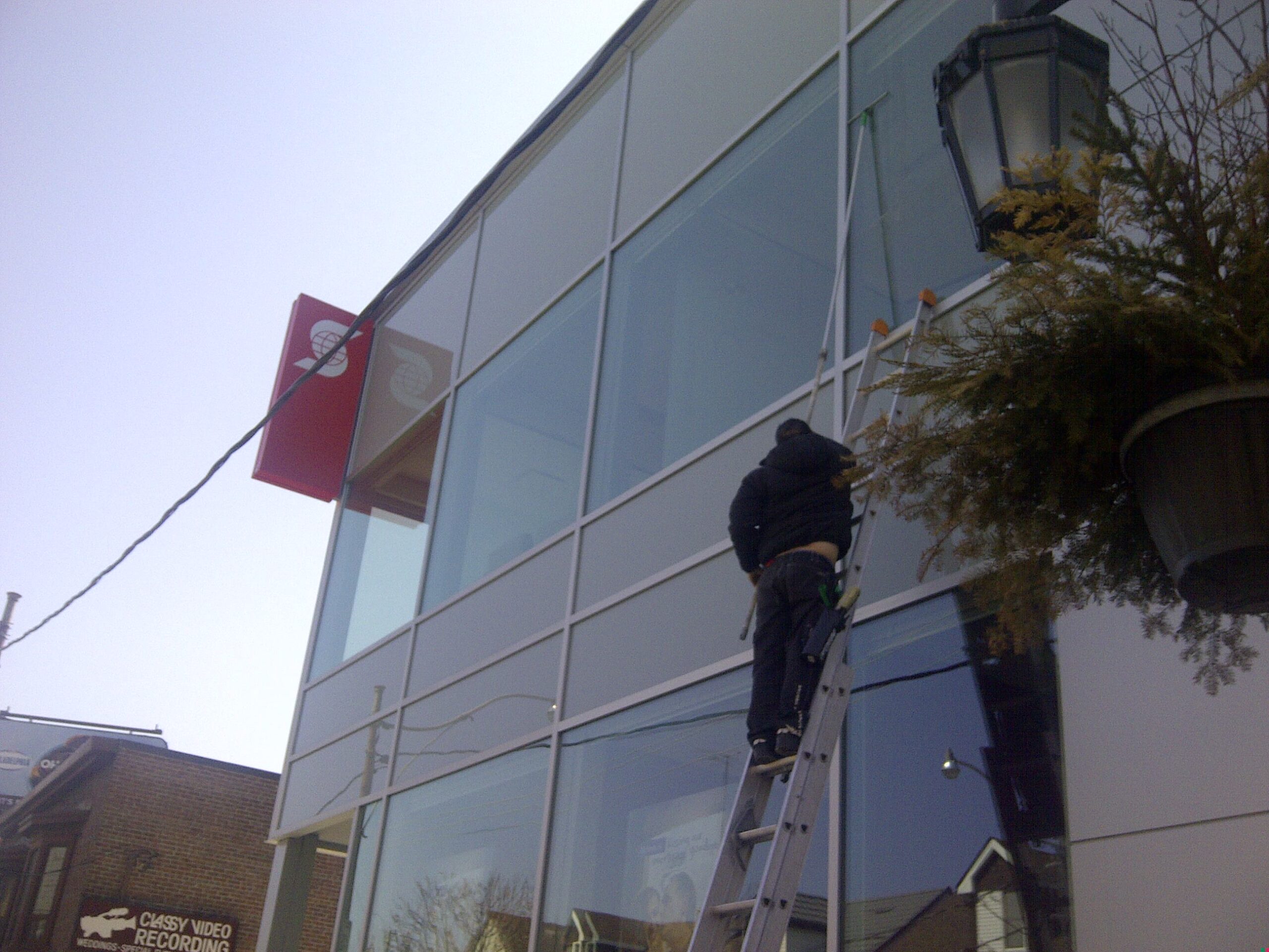 Here’s Why You ‘Must’ Hire A Commercial Window Washing Service, Experts